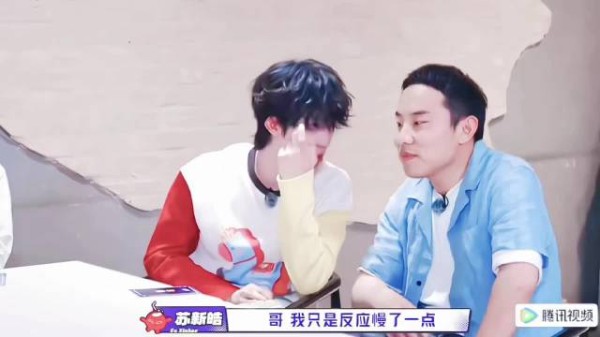 苏新皓和徐志胜俩人说着说着怎么还牵起手了