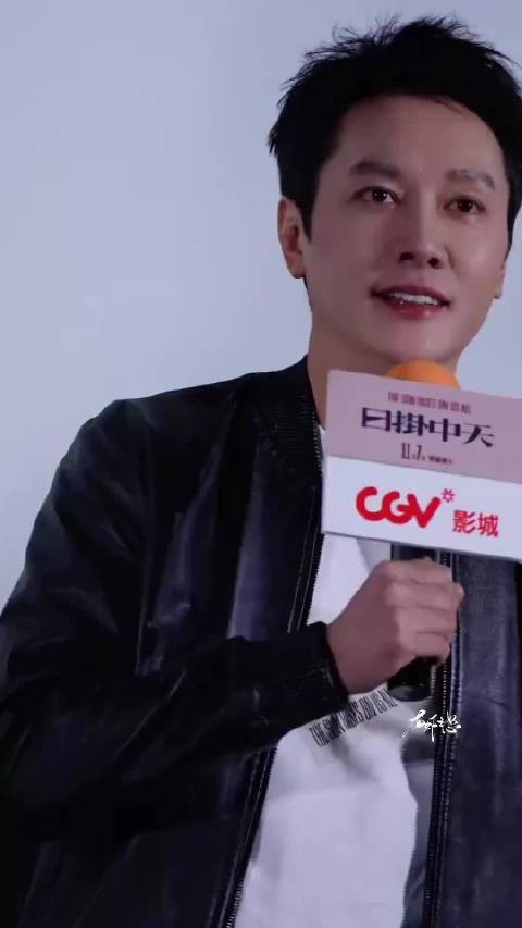 冯绍峰素颜路透，面部松弛泛红显岁月痕迹