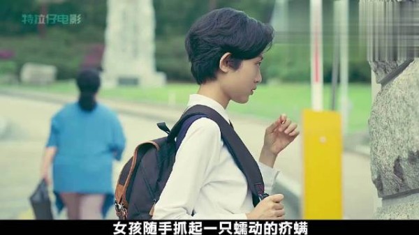 女孩拿起一只变异的虫子吃了起来