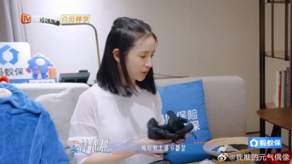 花少民宿的收纳KPI，依晨姐一个人就能全包圆，根本不用其他嘉宾动手搭把手