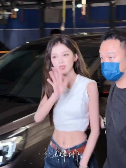 张予曦露腰造型呈现紧致腰腹线条,辣感氛围到位