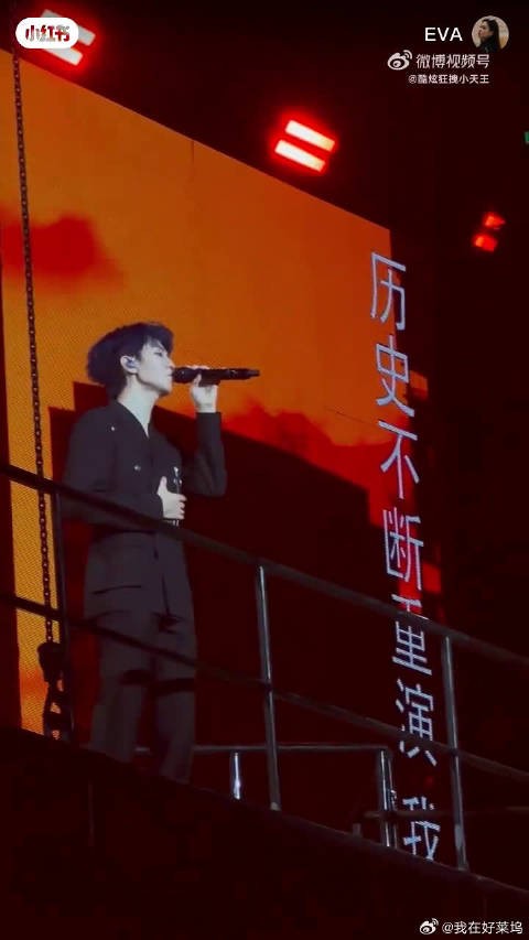 现场也太欢乐了吧，一首安静的歌，硬生生被粉丝的呼喊逗得王俊凯笑不停