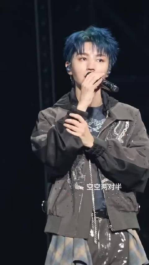 王俊凯演唱会上回答粉丝“我爱你” ,好幸福呀