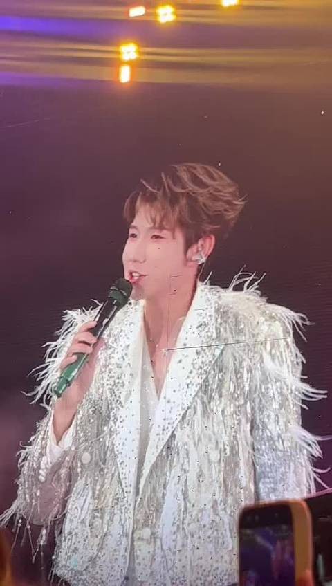 王源成都演唱会玩谐音梗,称以后不聊但粉丝求继续