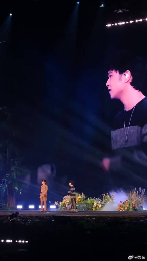 杭州演唱会留下难忘瞬间，张新成携手余佳运合唱九月底，季节与歌曲完美契合