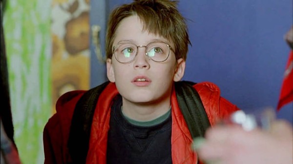 这个男孩在车上无意间发现,一群小混混竟明目张胆的在街上抢劫