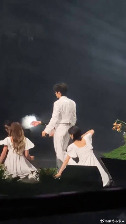 每一站的舞台细节都不重样,这份用心,根本藏不住