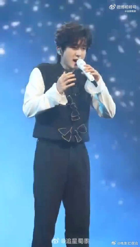 张新成的歌声太有画面感,温柔声线包裹心绪,情绪一层一层漫向听众