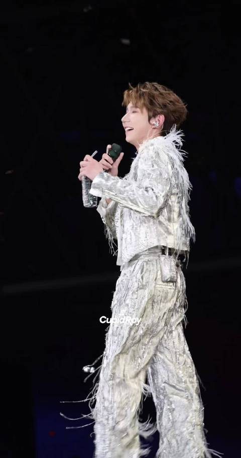 王源成都演唱会玩谐音梗，调侃后仍用心准备城市专属惊喜