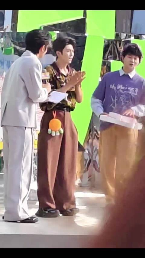 赵小童里院喜剧节偶遇观众，派送喜橘周边互动
