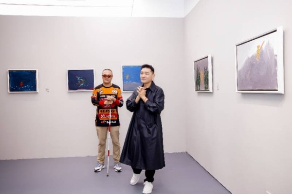 曹晟康艺术个展在京举办：二十余幅画作展现盲行者内心的山海