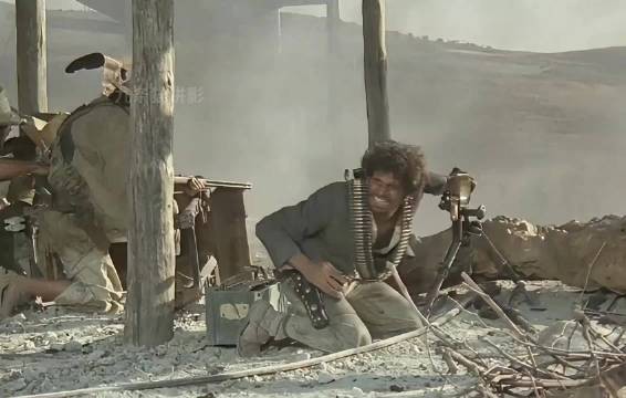 雇佣兵科瓦尔重机枪压制敌军,汽车炸弹摧毁炮兵阵地