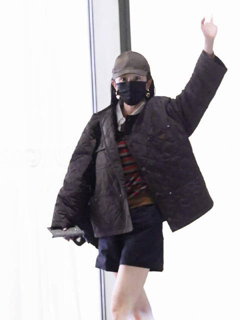 普拉达代言人杨幂闪耀米兰倒计时 腿我
