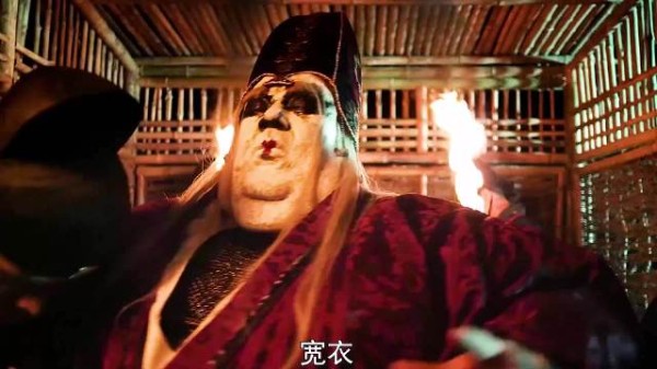 男人因体型过大,竟然摔进了粪坑