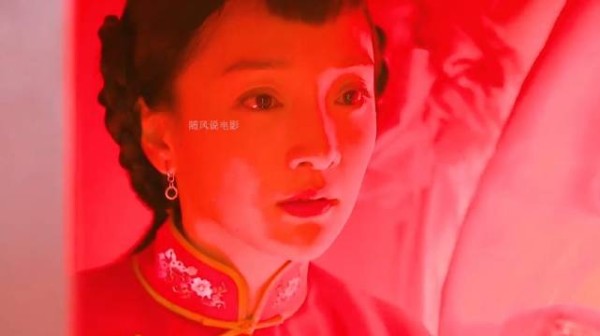 九儿嫁给了单家老二 ,好喜欢朱亚文这种, 后面那个高楼真高