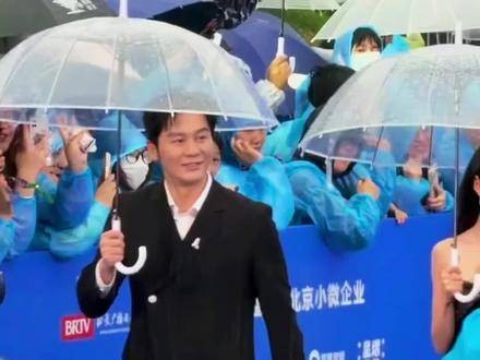 遇水则兴，雨水化作红毯上的灵动点缀