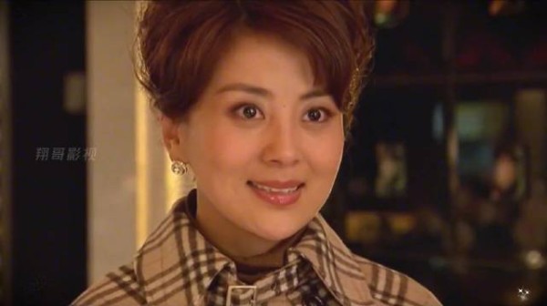 母亲嫁给有钱老头,女儿前来祝贺,不料看到老头瞬间愣住了!