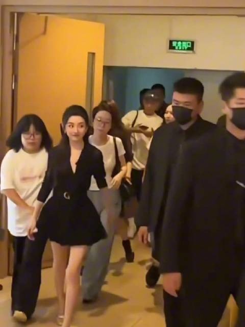 宋祖儿迪奥活动现场,出场那一刻我也忍不住“哇”了一声