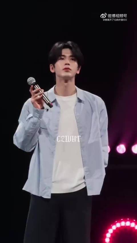 张凌赫穿蓝衬衫彩排,自然清爽显人夫感