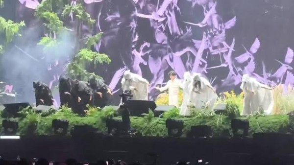 张新成也太有综艺感了,演唱会cos唐老鸭,正经唱歌和搞笑搞怪来回切换