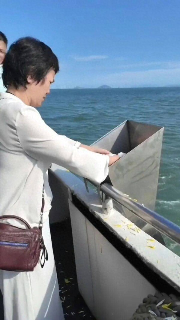 一路走好！邵氏功夫巨星完成海葬，小30岁妻子亲手将骨灰撒入大海