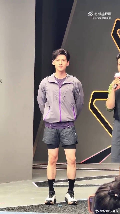 这身look别的都很好,就打底裤太抢戏