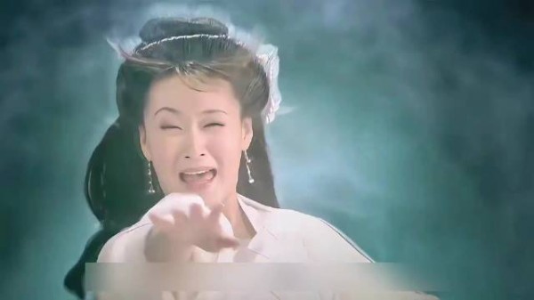 为了救出姐姐白蛇，小青竟化身变成一条巨蟒撞击雷峰塔
