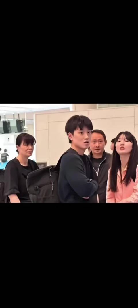 亚运会现场的张本智和、张本美和,还有爸爸妈妈