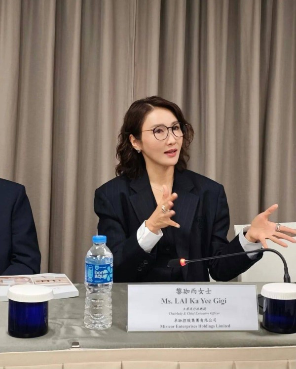 TVB视后黎姿退圈18年变上市公司CEO,一身西装主持股东大会,气场全开