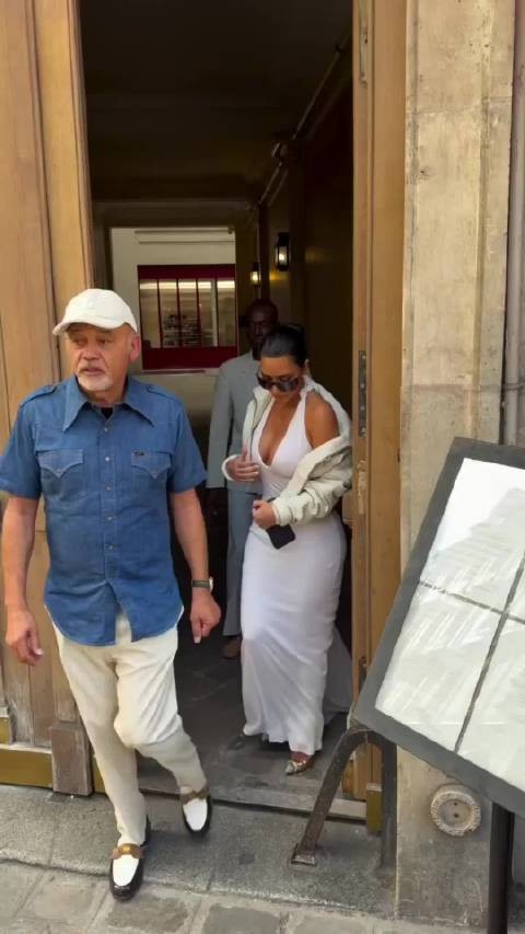 Kim Kardashian 金卡戴珊近期在巴黎的一套出街look