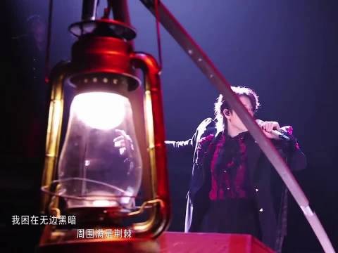 陈若轩三公舞台吸血鬼王子造型，氛围感十足