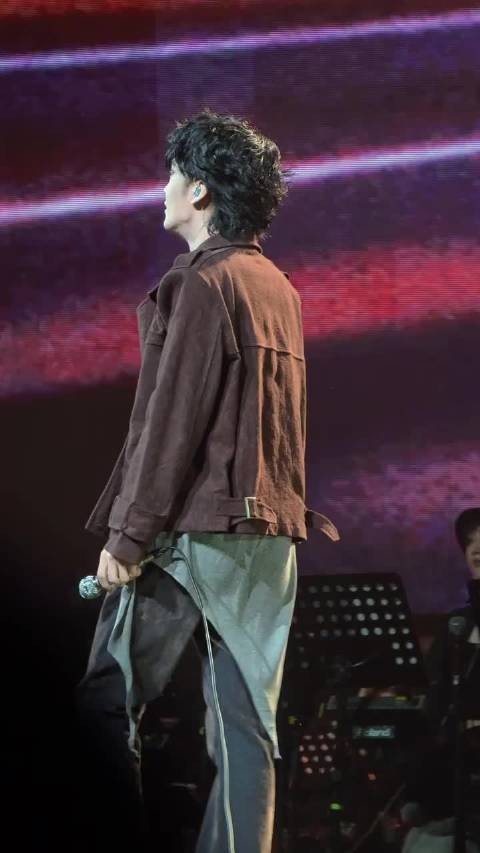 不知道王赫野有这种编曲实力拿什么输!完全音乐才子!好喜欢今晚的舞台!