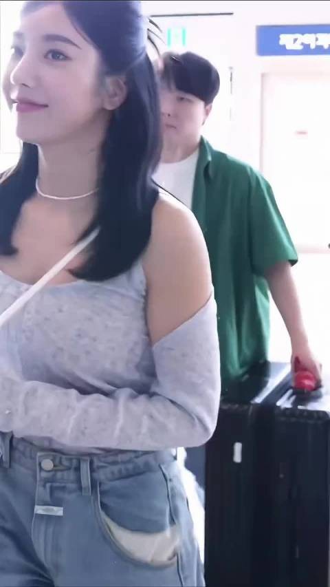 权恩妃机场饭拍,微胖身材惹人注目