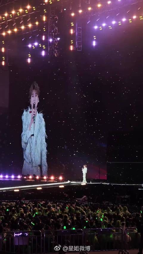王源每一场演唱会都是这样密密麻麻的,座无虚席,国民度号召力真的太强了