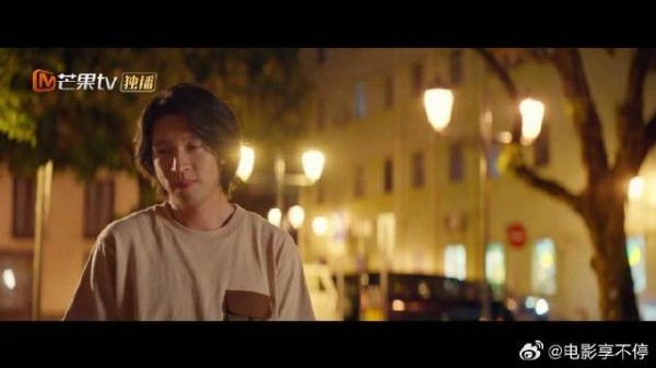 阿乐帮美女捡手机,看清她脸暗爽,竟是一见钟情的小麦