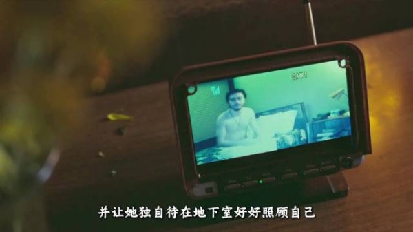 女孩趁绑架者外出撬窗逃跑,木板掉落暴露计划被退回