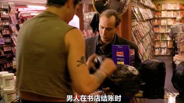 男人在结账时,无意中发现桌上的头套很眼熟
