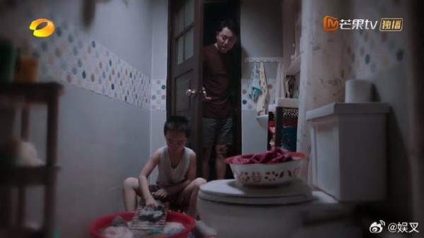 幼年子秋一个人偷偷洗衣服 被邻居说闲话，李爸霸气护子