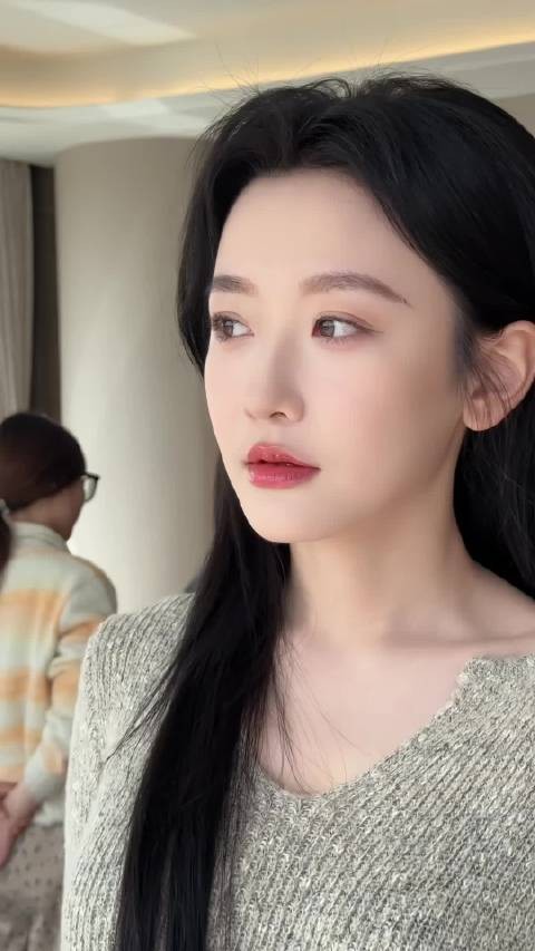 她确实总变样,我觉得应该是化妆和妆造的问题吧,明星会整容的太少了…