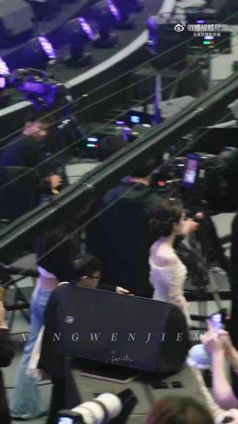 娜扎关晓彤挑眉打招呼，就爱看一些美女互动啊