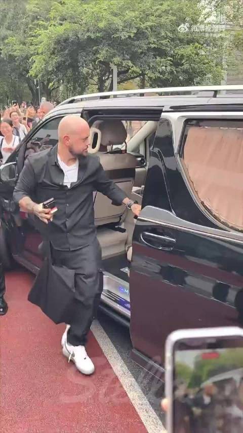 约翰尼·德普中国行,烟瘾不小吞云吐雾