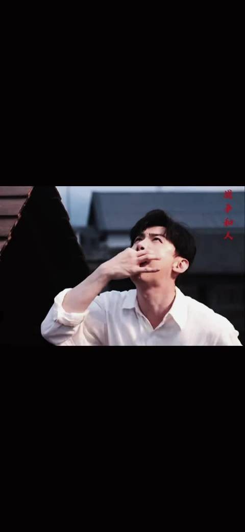 白敬亭挥动红旗瞬间,少年心怀家国