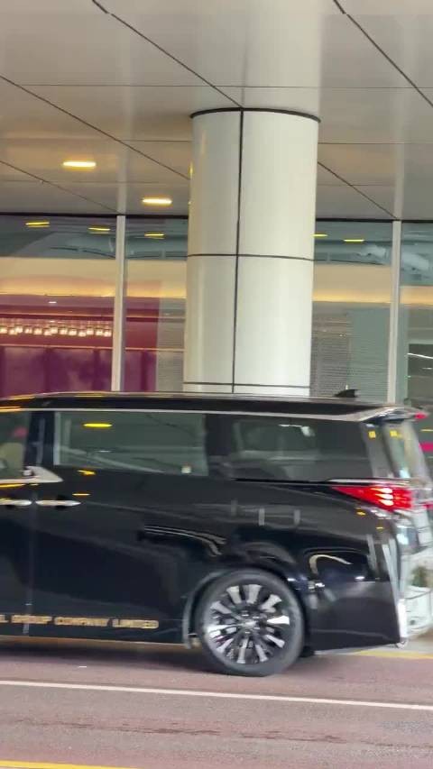 任嘉伦深圳出发远处招手回应，这是嘉人最快乐的事