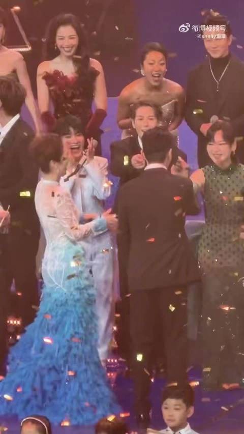 张凌赫、吉克隽逸、王嘉尔、周深组成氛围组为胡歌庆生