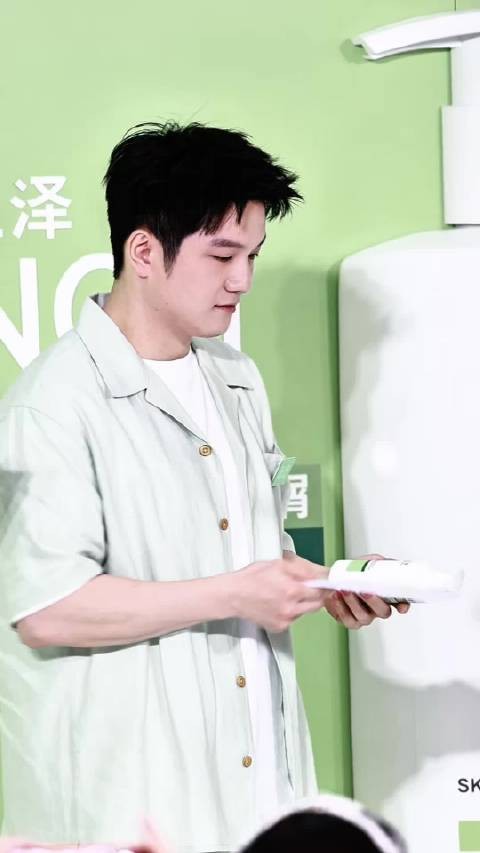 满满胜负欲的颠球