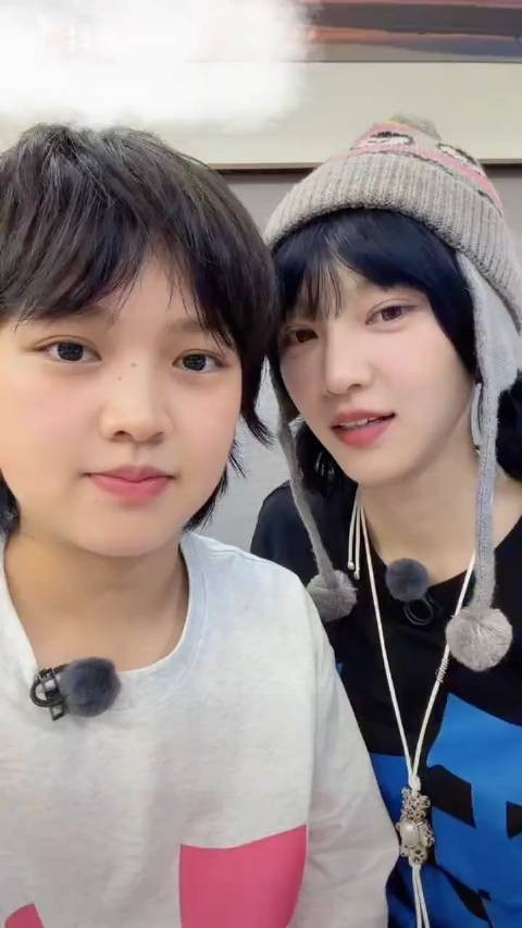 黄灿灿拉宏拍好姐妹抽象视频