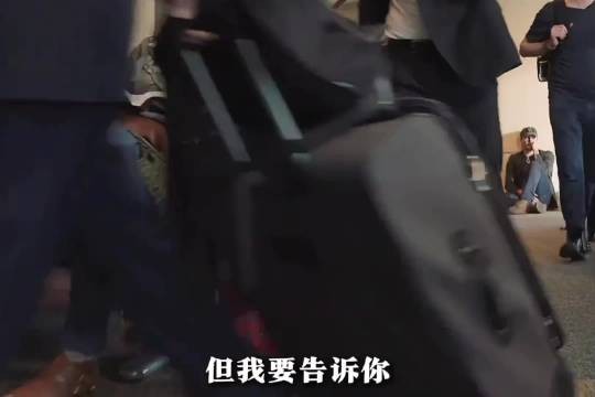 八年旧手机藏爱意悔恨，转身时她出现说一直在
