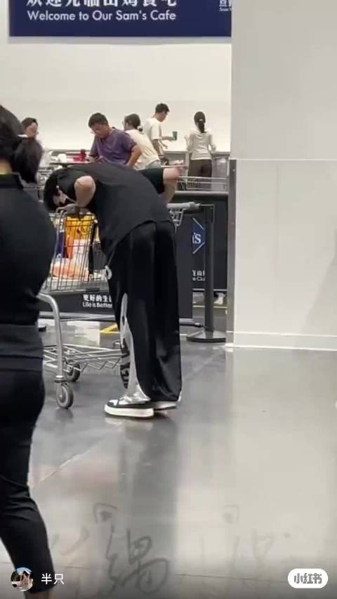 不对吧我妹旁边少了一个我