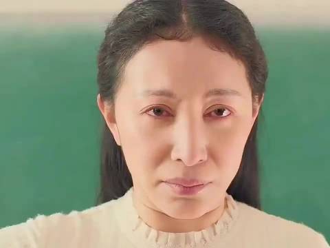 女老师在上课，突然拿刀扎向自己