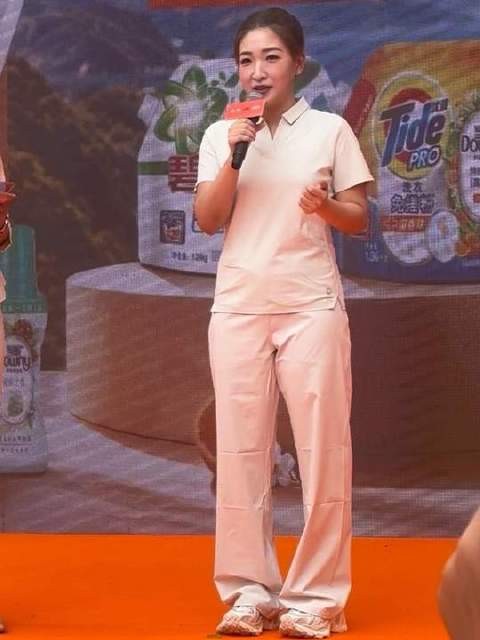 刘诗雯透露,过两天就要启程前往日本观看亚运会啦!…